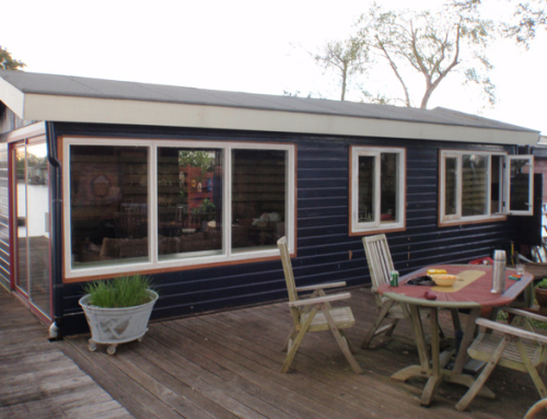 Houten kozijnen in woonark