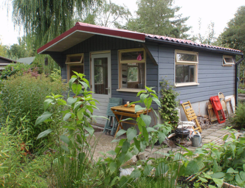 Renovatie houten tuinhuis