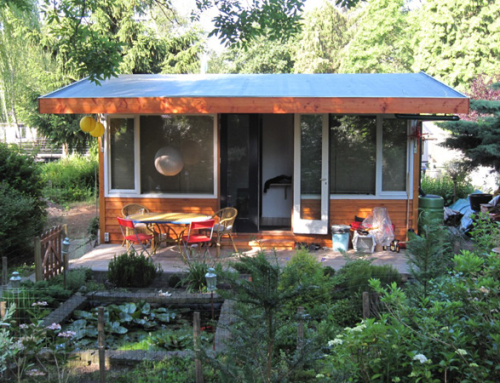 Houten tuinhuis op volkstuinvereniging