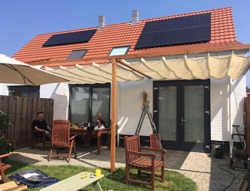 Houten pergola met schaduwdoek