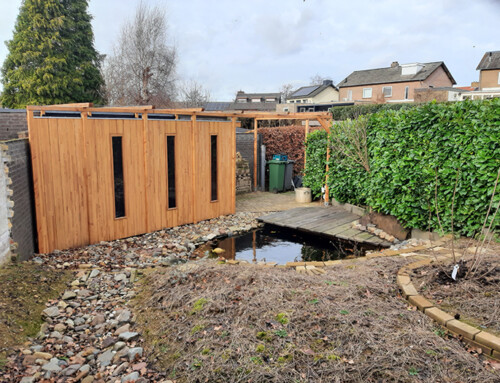 Houten schuur en fietsenstalling en vlonder bij vijver