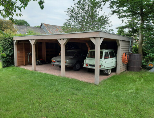 Houten overkapping als carport en opslagruimte